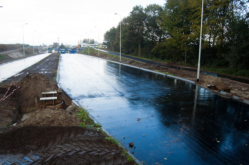 20111008-132934.jpg - Ook in de buitenberm is er zo'n opzetje geplaatst op de 13 meter lange buispaalfundering.