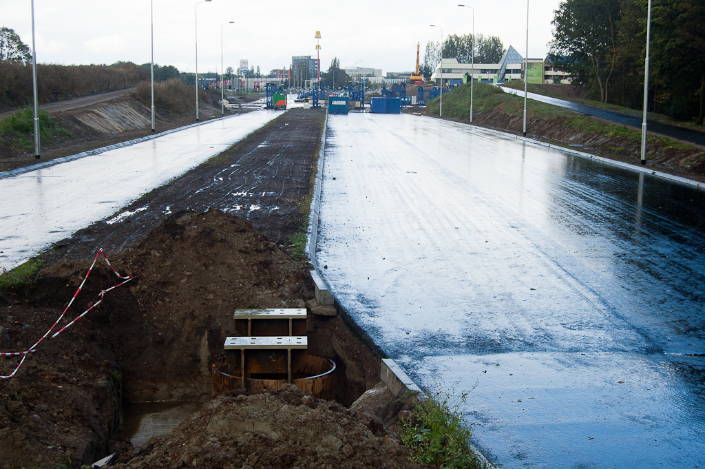 20111008-132946.jpg - Op de eerste foto van deze week waren ook enkele roestige staalconstructies te zien die op de kruising waren neergelegd. Een ander exemplaar zien we hier terug in de Heerbaan.  week 201139 