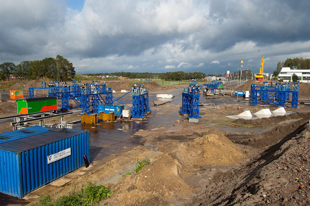 20111008-133722.jpg - Drie weken zijn onze Belgische vrienden uit Eeklo nu bezig met de tijdelijke ondersteuningsconstructie voor de fietsrotonde. Het zal een precisie-karwei zijn.  week 201139 