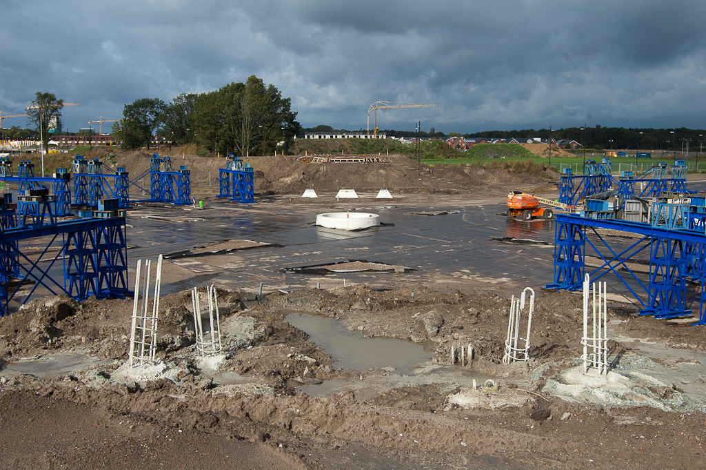 20111008-134058.jpg - Een stapje terug vanaf de positie van de vorige foto, zodat de ingeboorde wapeningscylinders op het fietspadtalud zichtbaar zijn. Aan de overkant heeft men daar al wat meer mee gedaan...