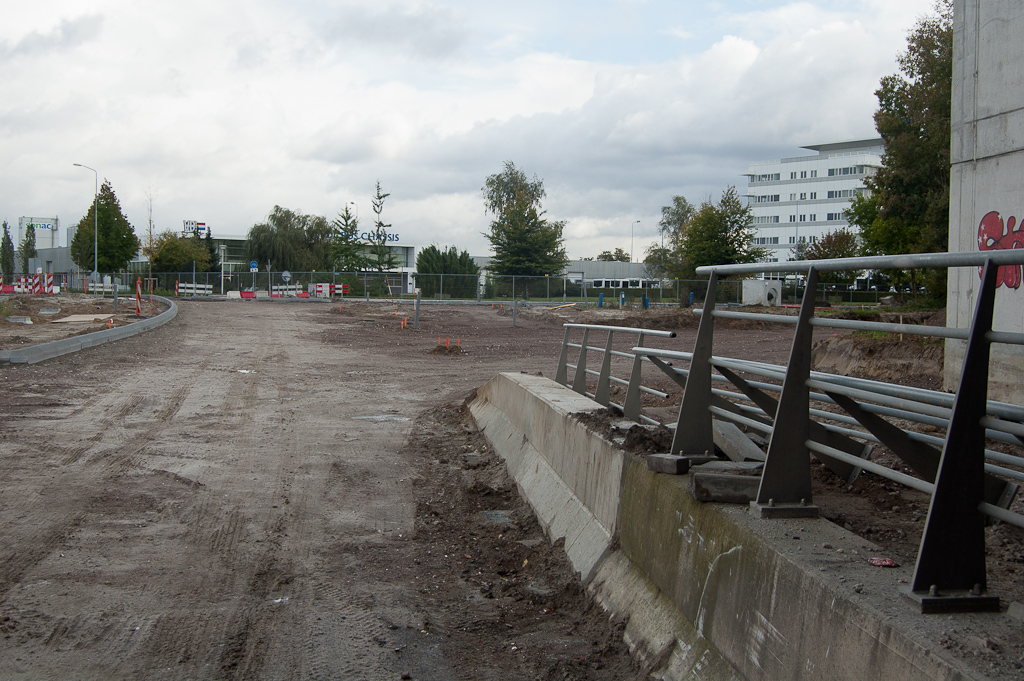 20111008-142409.jpg - Men is bezig met het terugplaatsen van eerder verwijderde brugleuning op de verkorte grondkering tussen fietspad en rijbaan...  week 201139 