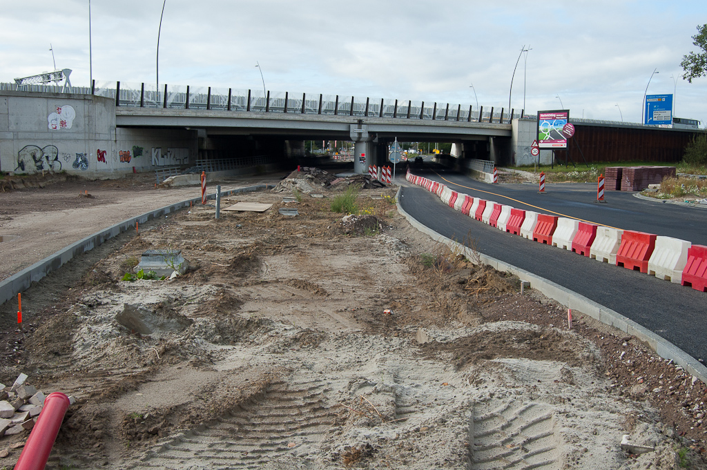 20111008-143010.jpg - Aan de oostzijde van het viaduct Meerenakkerweg zijn enige wijzigingen te zien aan de rand van de linker rijbaan bij het viaduct, als je goed kijkt.  week 201139 