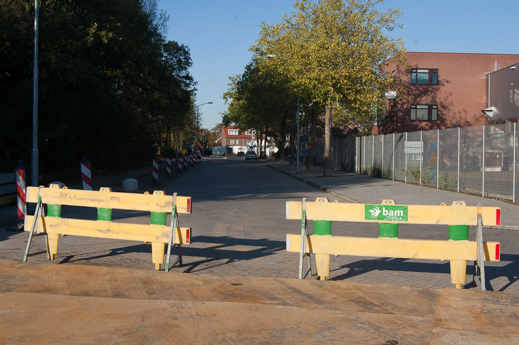 20111015-160335.jpg - Op de ontsluitingsweg van en naar de kade zijn ook al parkeerplaatsen afgezet met geleidebakens.