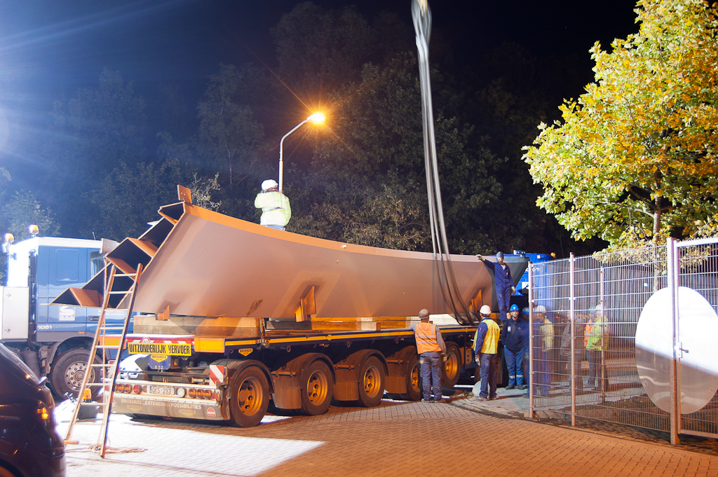 20111015-210836.jpg - Van daar uit is het verder hijsen naar de transportvoertuigen.