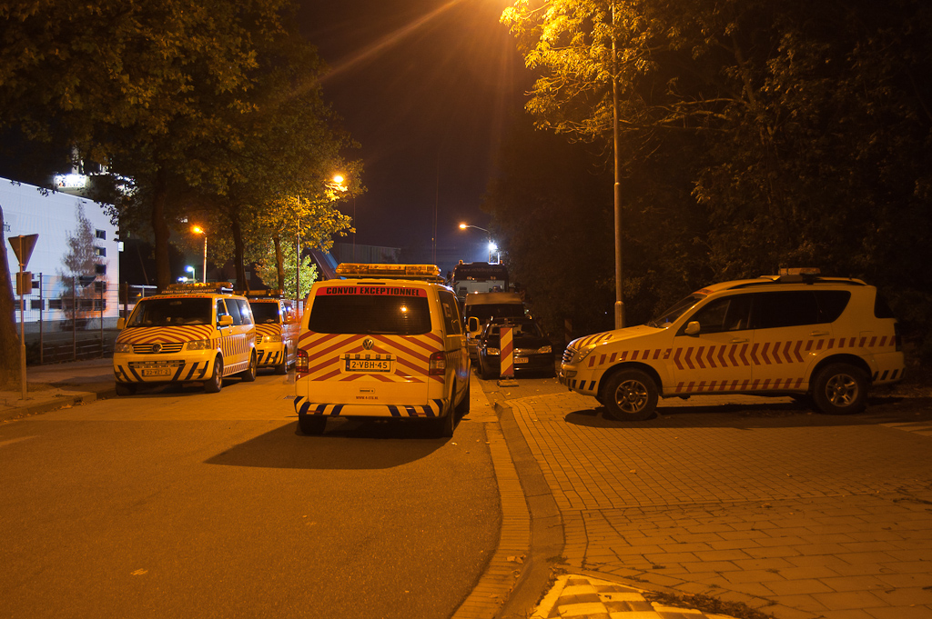 20111015-222617.jpg - Het transport van Beatrixkanaal naar Hovenring, een traject van ongeveer 1,5 km, wordt dan ook begeleid door een viertal voertuigen.