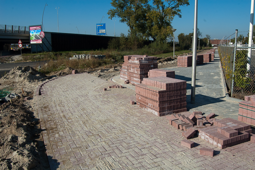 20111016-143508.jpg - ...het is de teruglegging van het fietspad naar de Wekkerstraat. Opvallende materiaalkeuze, die straatklinkers, waar overal elders in de huidige projecten (rood) asfalt wordt gebruikt voor fietspadverhardingen. Je zou haast denken dat er ook andere verkeersfuncties voorzien worden op dit punt.  week 201114 