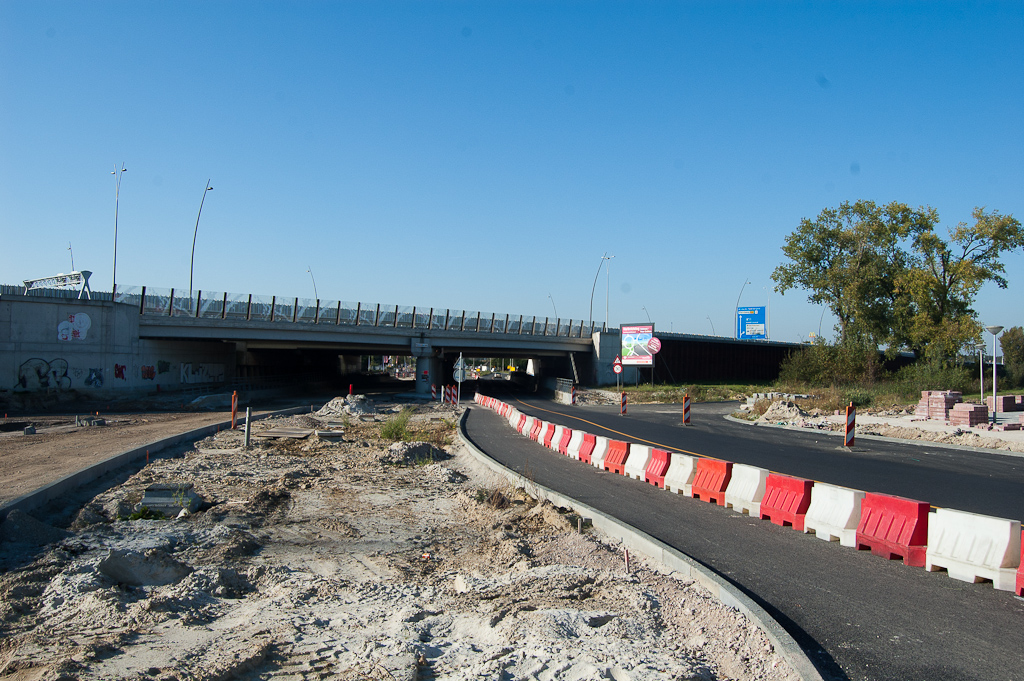 20111016-143707.jpg - Oostzijde viaduct Meerenakkerweg. In het oog springend werk is thans het wegwerken van stapels straatklinkers rechts in de foto...  week 201140 