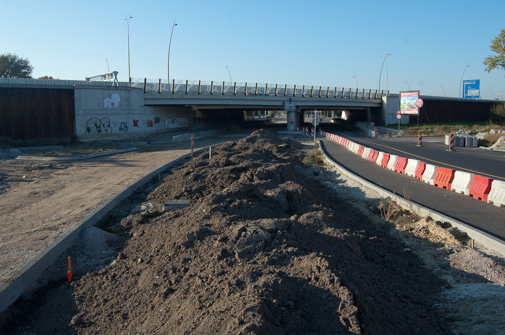 20111023-153502.jpg - Donkerkleurige grond gestort in de middenberm van de Meerenakkerweg aan de oostzijde van het gelijknamige viaduct in de A2/N2. Dat wijst op afwerking en mogelijke beplanting.  week 201141 