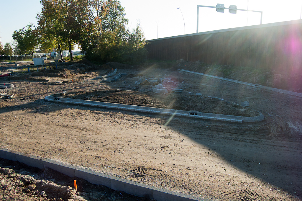 20111023-153625.jpg - Altijd een mooi moment als de opsluitbanden worden geplaatst. Het is alsof de tracekaarten worden uitgelegd in betonnen lijnen. In dit geval zien we de afrit vanuit de richting Maastricht zich splitsen in de rijrichtingen Eindhoven-centrum (links) en Meerhoven.  week 201140 