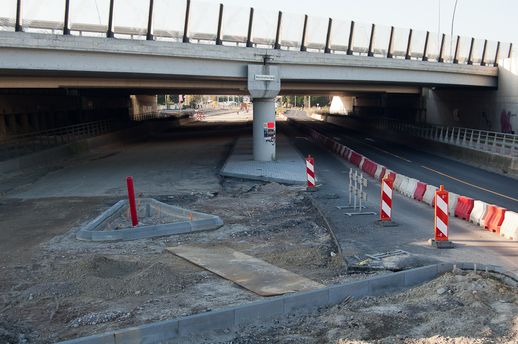 20111023-153709.jpg - Maar er wordt ook voor verkeersdoeleinden gewerkt. Zo zien we hier een nieuw geleidingseilandje voor verkeer naar de toerit in de richting Amsterdam vanuit de richting Hovenring (achterlangs) en verkeer vanaf de afrit uit de richting Maastricht in de richting Hovenring.  week 201129 