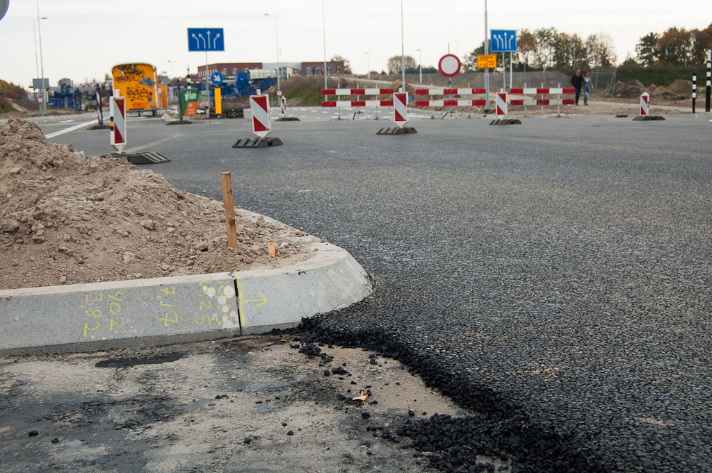 20111030-135440.jpg - Hier lijkt echter een standaard asfalttype te zijn toegepast zonder geluidreducerende werking, ondanks de onmiddelijke nabijheid van woningen.