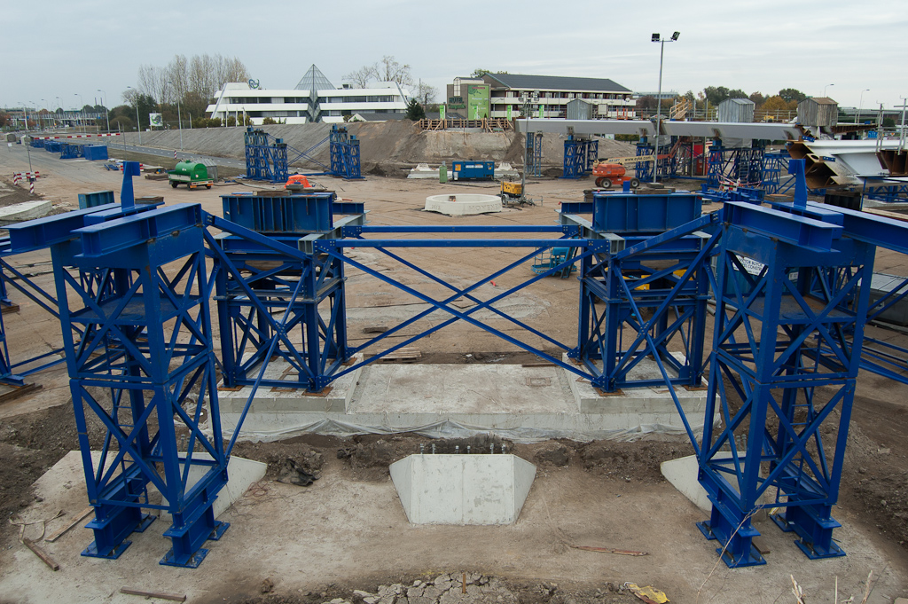 20111030-140041.jpg - Het lijkt erop dat de extra gestorte betonvloeren (achterste op de foto) enkel dienen om de tijdelijke ondersteuningsconstructie voor de fietsrotonde te dragen, en dus weer worden gesloopt.  week 201142 