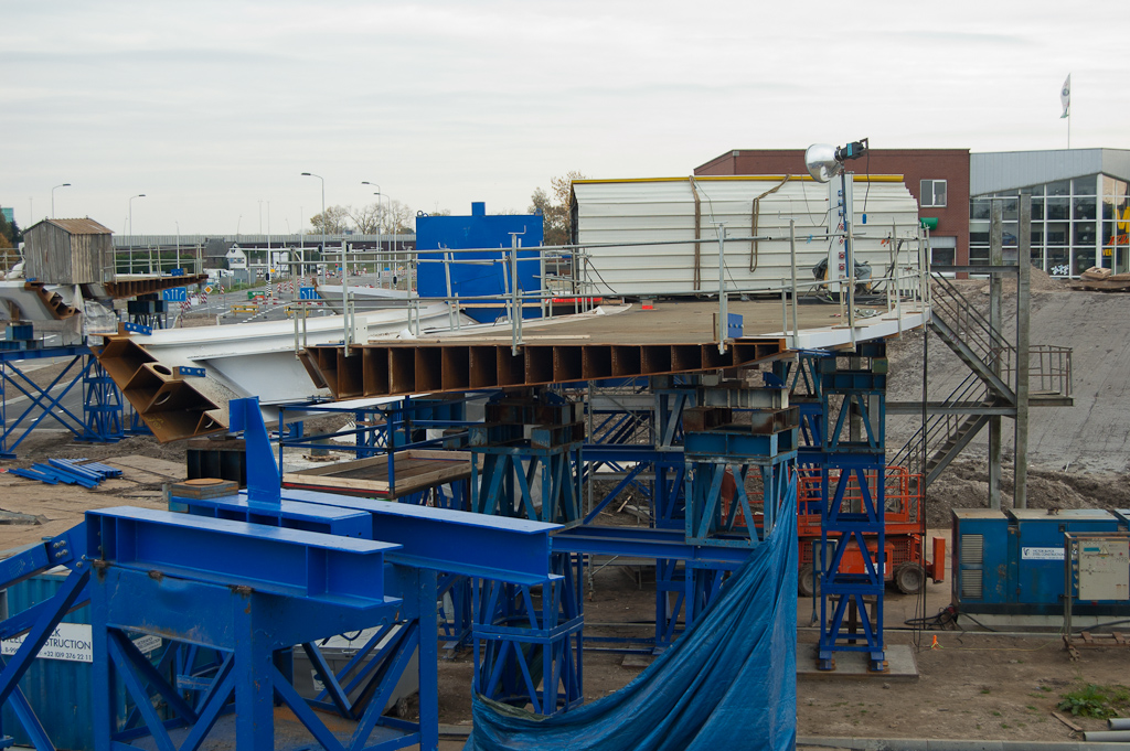 20111030-140130.jpg - De kleine werkhuisjes op de overspanning Heerbaan zijn nu vervangen door een enkel groter model. We gokken er dan maar op dat de (las?) werkzaamheden aan de dwarsverbindingen tussen fietsrotonde en ballastring zijn voltooid, en dat men nu bezig is met het verbinden van fietsrotonde-segmenten onderling.  week 201142 