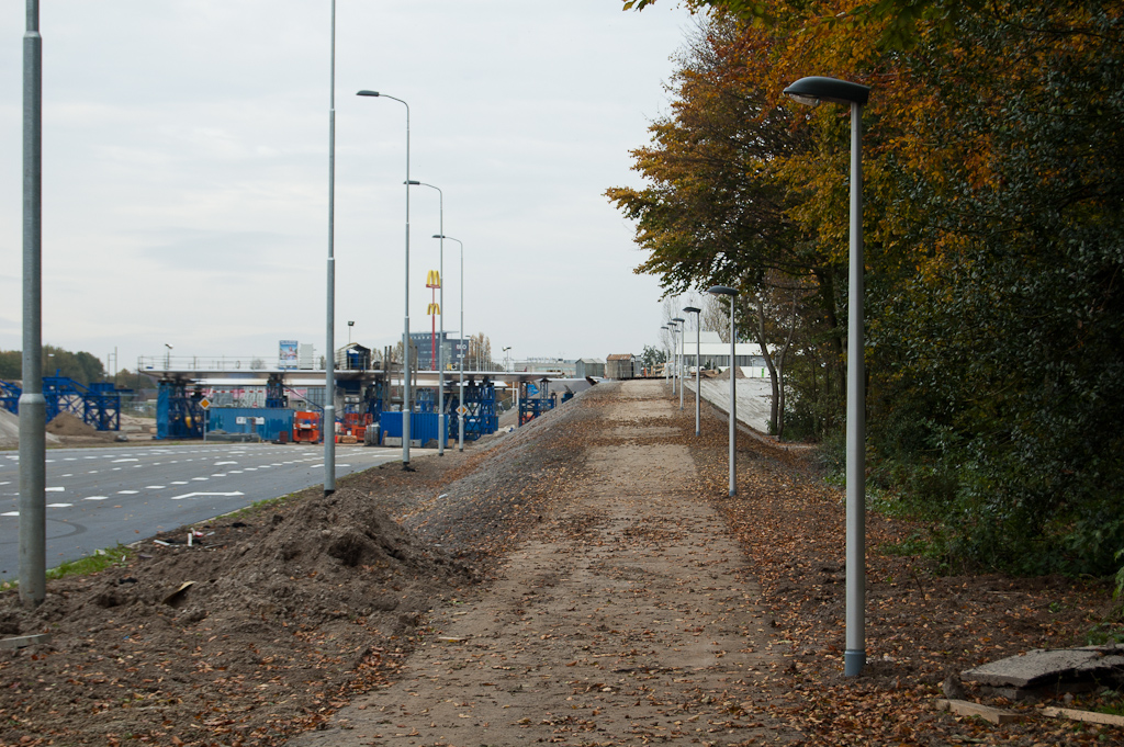 20111030-141756.jpg - Nieuwe openbare verlichting langs de rijbanen was al eerder geplaatst, maar nu zijn ook de fietspaden voorzien van een weinig verrassend model lichtmasten.