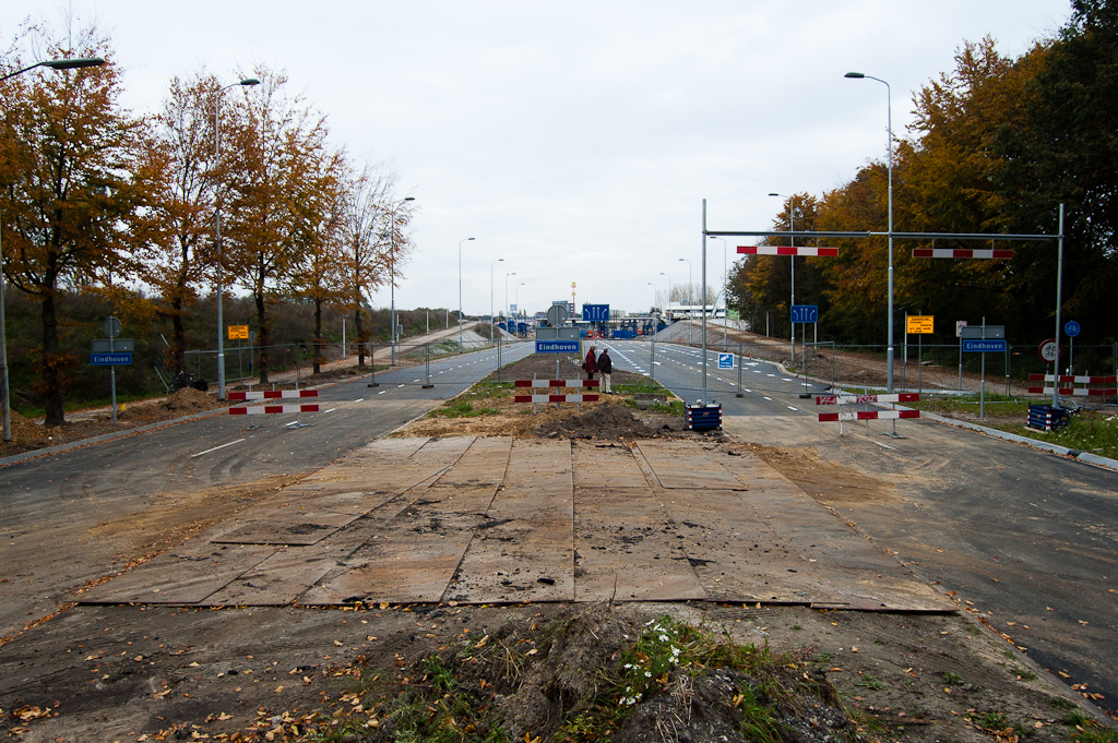 20111030-142502.jpg - Een bijzondere configuratie van nieuwe komborden in de Heerbaan. Ook aan de spookrijder is gedacht.