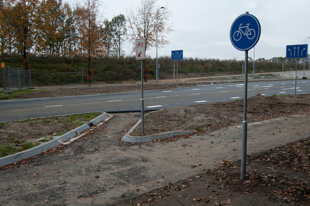 20111030-142931.jpg - Bevestiging van het vermoeden van 3 maanden eerder. Bromfietsers worden naar de rijbaan geleid zodat zij niet over de Hovenring fietsrotonde mogen rijden.  week 201128 