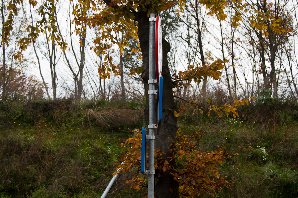 20111030-143247.jpg - Komgrens valt hier samen met de gemeentegrens tussen Eindhoven en Veldhoven, zodat we een sandwich-achtige bordenconstructie hebben gekregen.