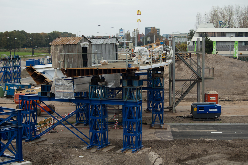 20111030-144502.jpg - Metalen werkhuisjes verplaatst van overspanning Heerbaan naar overspanning Heistraat.  week 201142 