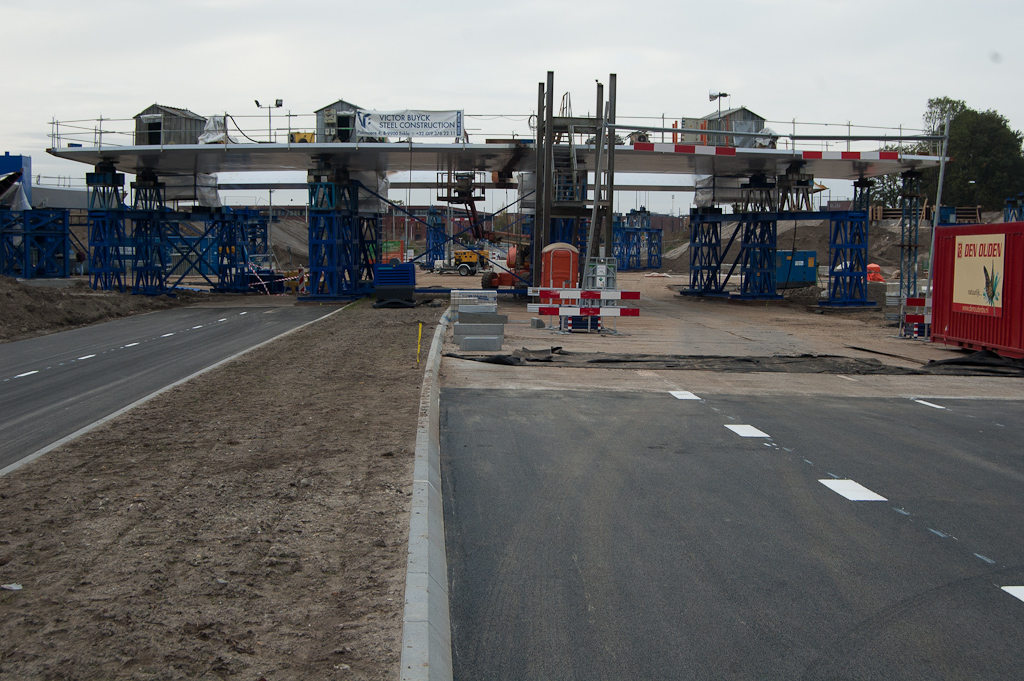 20111030-145020.jpg - De drie werkhuisjes nu dus op de overspanning Heistraat, bij de dwarsverbindingen tussen fietsrotonde en ballastring, maar er is ook gewerkt aan de naad tussen de brede fietsrotonde-segmenten...  week 201142 