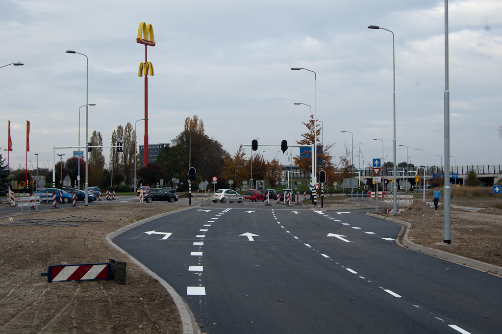 20111030-150728.jpg - Ook de zuidelijke rijbaan van de Noord-Brabantlaan tussen Hovenring en de kruising met de Sliffertsestraat ziet er rijklaar uit.  week 201135 