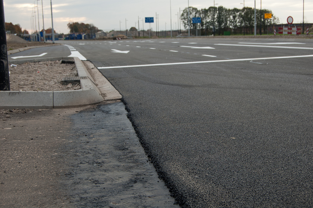 20111030-151213.jpg - Net als in de Heistraat is er een fijnkorrelige deklaag toegepast, met vermoedelijk geluidreducerende eigenschappen.