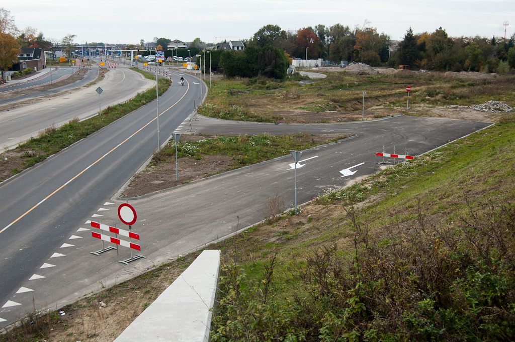 20111030-152009.jpg - Markeringsploeg heeft ook een kort bezoek gebracht aan de afrit vanuit de richting Amsterdam in de nieuwe aansluiting Meerenakkerweg, en twee linksaf-pijlen aangebracht. Maar hoe gaat het nu verder met het fietspad, tweede van links in de vier asfaltbanen?  week 201141 