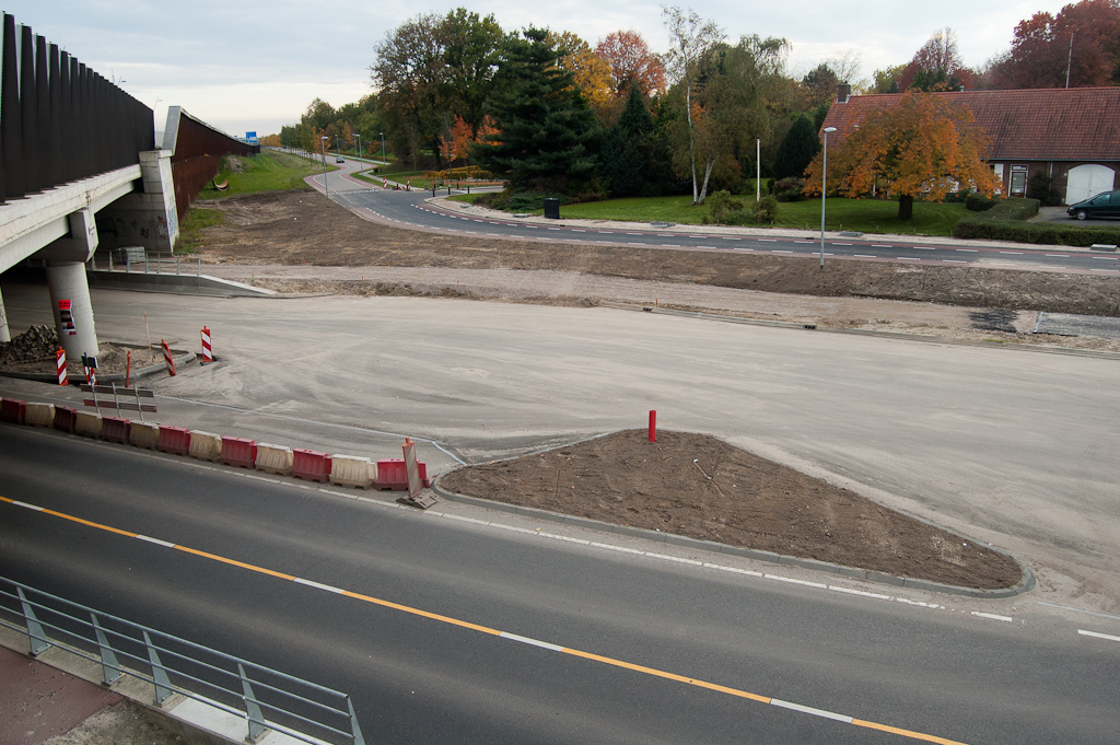 20111030-152029.jpg - Dat fietspad moet worden doorgetrokken naar het viaduct Meerenakkerweg, en daarvoor is nu ook een aardenbaantje aangelegd, maar dat kruist de toekomstige toerit in de richting Maastricht.  week 201141 