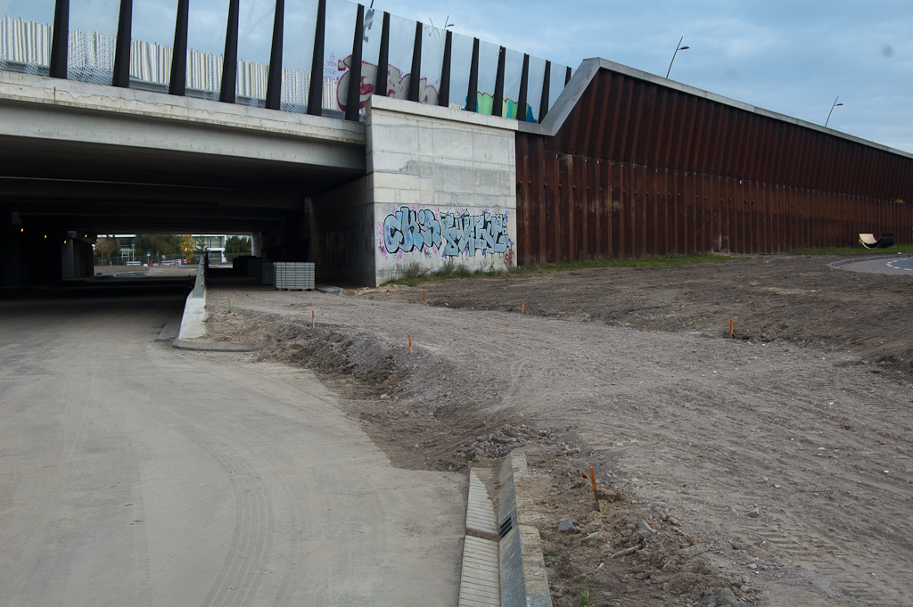 20111030-152428.jpg - De opsluitbanden in de entree naar de toerit zijn zelfs enigzins begraven onder de fietspadfundering.