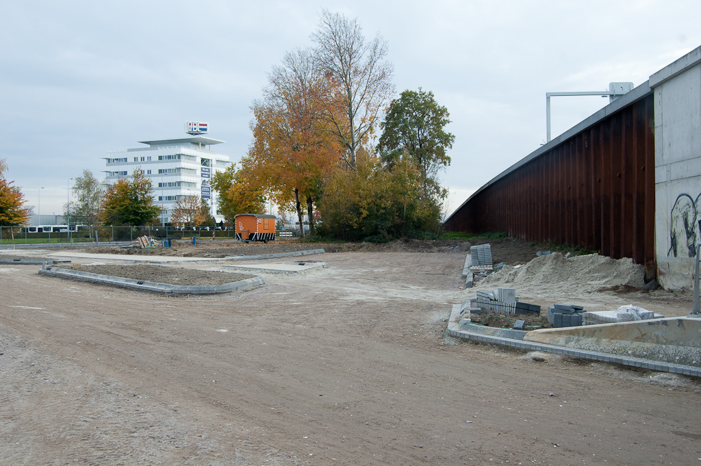 20111030-153317.jpg - Kruising van het fietspad met de afrit vanuit de richting Maastricht. Hier wordt het dus wel meteen goed aangelegd. Cunetontgravingen hebben bij de overgang tussen damwanden en beton in de N2 nog een aardig plaatje opgeleverd...