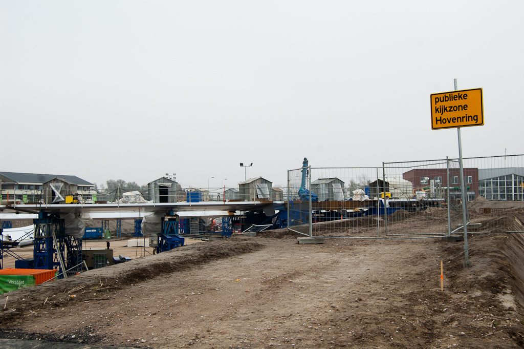 20111106-140336.jpg - Vanaf de fietspadtaluds heb je een mooi uitzicht op de werken in de Hovenring. Vandaar deze handreiking aan belangstellenden, die vanuit Meerhoven via de Grasdreef kunnen wandelen.