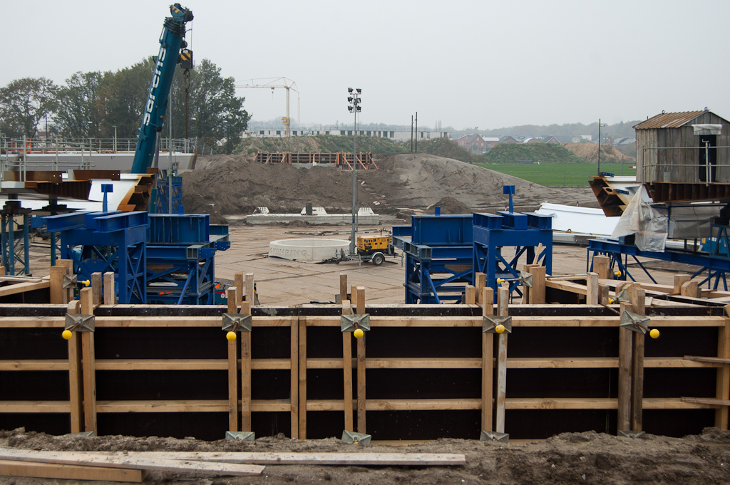 20111106-142123.jpg - Bekisting voor het landhoofd in de zuidelijke aanbrug en voortgang in de tijdelijke ondersteuningsconstructie daarvoor.  week 201143 