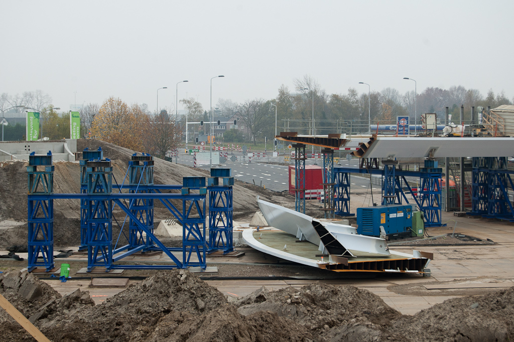 20111106-143813.jpg - Ook een gedeelte van de overspanning Noord-Brabantlaan is aangevoerd, maar die moet nog worden ingehesen.