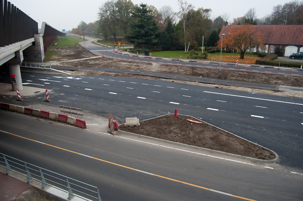 20111106-145541.jpg - Tevens heeft de asfaltploeg het fietspad doorgetrokken naar het viaduct...  week 201143 