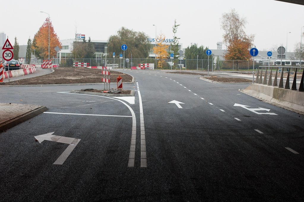 20111106-150032.jpg - Veel borden D4 noodzakelijk op het punt waar je de afrit vanuit de richting Maastricht passeert, maar je direct daarna ook de Hoevenweg kunt inrijden, zoals op het wegdek is aangegeven.