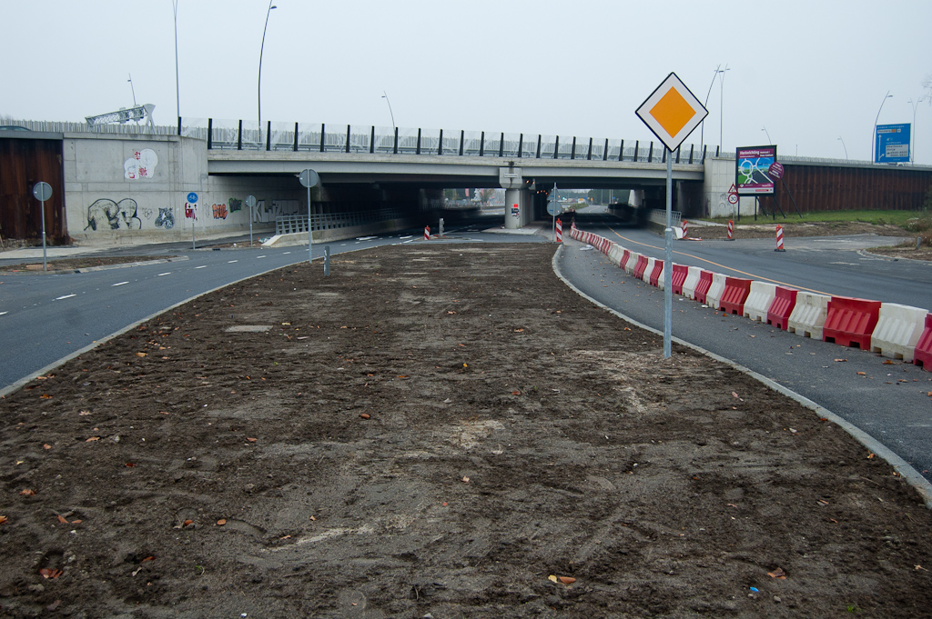 20111106-151310.jpg - Met uitzondering van de fietspad-deklagen lijken de nieuwe verhardingen tussen Hovenring en de Meerakkerweg aan de oostzijde van het viaduct gereed. Nog even een petje af voor de mannen die de rijbaan links in 1 week tijd hebben veranderd van zandvlakte naar rijklare toestand, inclusief alle asfaltlagen, markering, en verkeersborden.  week 201143 