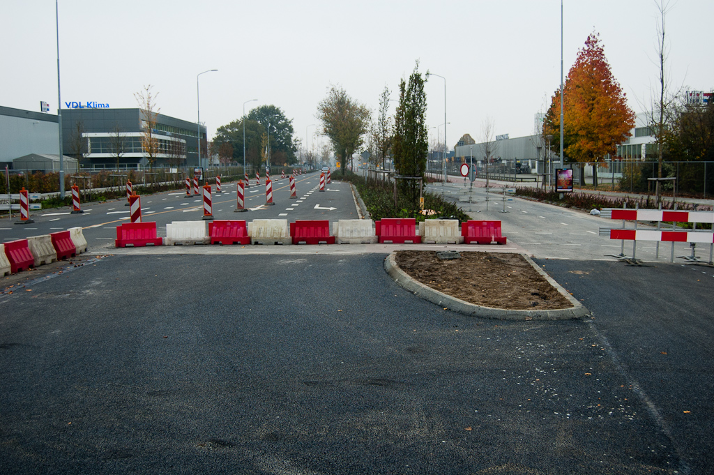 20111106-151425.jpg - Tot slot nog even memoren hoe het verder gaat vanaf de nieuwe N2 aansluiting Meerenakkerweg in oostelijke richting. Als alles klaar is, is de stad een achtste radiaal rijker die de stadsring verbindt met het Rijkswegennet. We hadden die al middels de Kennedylaan op de A50, de Boschdijk op de A2, en de Tilburgseweg, Noord-Brabantlaan, Karel de Grotelaan, Aalsterweg en Leenderweg op de N2.  week 201111 