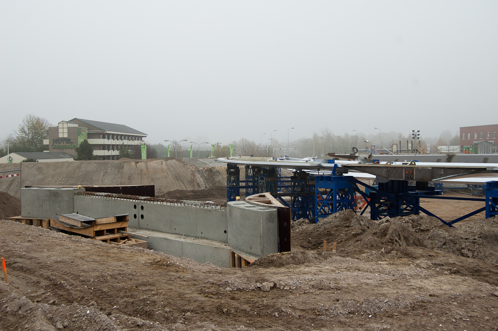 20111113-125400.jpg - Noordelijk landhoofd, tussen Grasdreef en Noord-Brabantlaan, en nieuw geplaatst brugdeel er tegenover. De te plaatsen aanbrug tussen die twee heeft dus nog best een forse overspanningslengte.  week 201141 