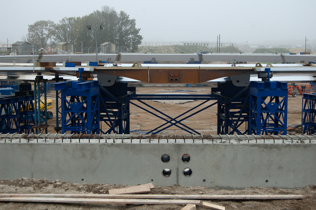 20111113-131222.jpg - Wel zichtbare voortgang in het zuidelijk hoekpunt waar de overspanning tussen Heerbaan en Heistraat is geplaatst. Hier moet een aanbrug komen en de perforaties in het landhoofd lijken precies overeen te stemmen met die in het brugdeel.  week 201144 