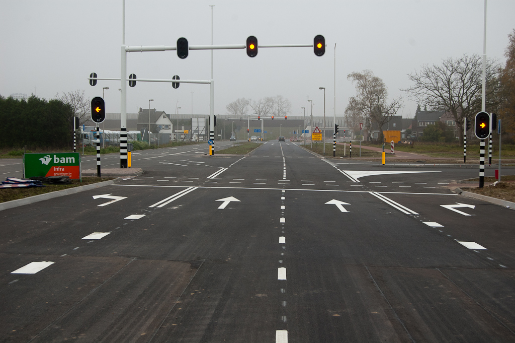 20111113-133045.jpg - Voorzover er subsidie wordt verleend op de projecten in de periferie van de Hovenring is er geen probleem. Zo zien we hier de eerste van twee kruisingen in de Heistraat die deze week in definitieve vorm zijn opengesteld voor het verkeer. Het is de aansluiting met de Zoomweg, die nu nog dient voor de ontsluiting van hotel, brandstofverkooppunt, garagebedrijf en een bedrijfsperceel, maar in de toekomst aan belang kan winnen als er nieuwe bedrijventerreinen worden aangelegd.