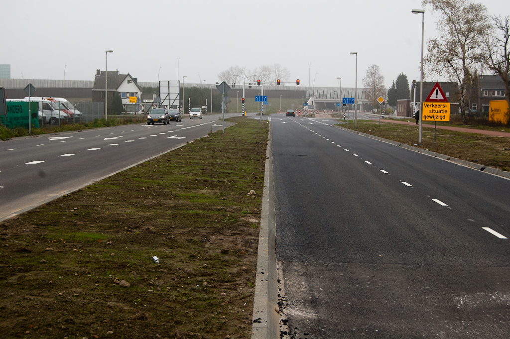 20111113-133237.jpg - In de verte de tweede kruising die deze week is opgeleverd, die met de Sliffertsestraat en Kruisstraat. Logischerwijs is ook de zuidelijke rijbaan van de Heistraat (rechts) opengesteld, en de 2+0 fasering opgeheven.  week 201144 