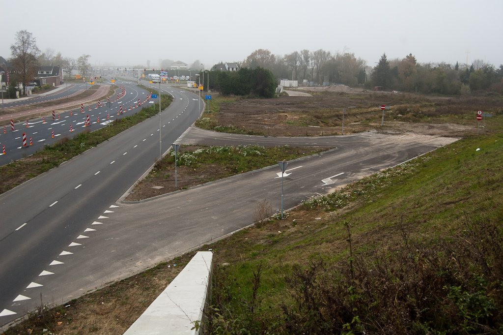 20111113-133933.jpg - Nauwelijks herkenbaar op de foto, maar uiterst rechts zijn weer nieuwe verkeersborden geplaatst in de afrit vanuit de richting Amsterdam.  week 201144 