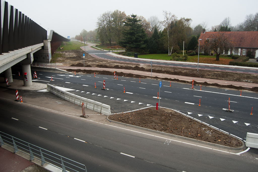 20111113-134001.jpg - Terug naar de Meerenakkerweg aan de westzijde van het gelijknamige viaduct. Fietspad voorzien van rode deklaag en opengesteld. De fasering over de noordelijke rijbaan (voorgrond) is aldus vervallen.  week 201144 