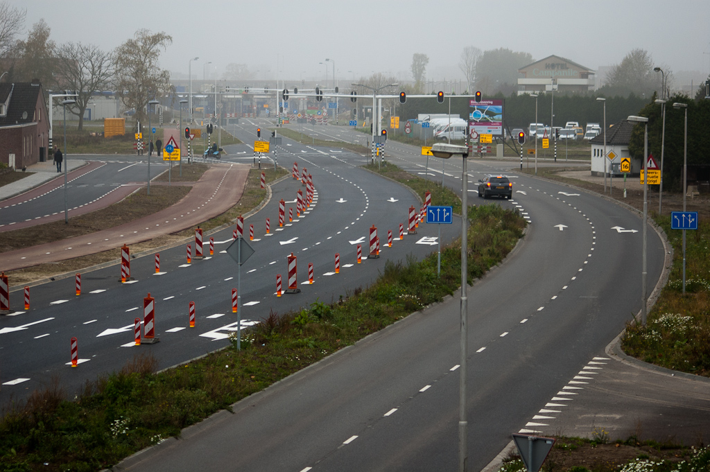 20111113-134127.jpg - Opstelstroken naar de toeritten in de toekomstige aansluiting Meerenakkerweg op de N2 nog geblokkeerd met geleidebaken-formaties.  week 201129 