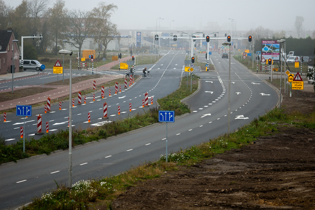 20111113-134309.jpg - De kruising Heistraat-Kruisstraat-Sliffertsestraat vanuit de andere (oostelijke) richting, waarin ook nog de Peter Zuidlaan (uiterst links) is verwerkt. We hebben nu 2x2 rijstroken in de Meerenakkerweg/Heistraat tussen Hurksestraat en Hovenring (aan de mistige horizon), een wegvak van zo'n 2,5 km lengte.