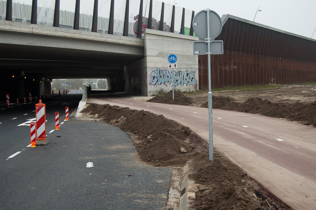 20111113-135028.jpg - En uiteraard blijven we doorzeuren over de toerit in de richting Maastricht die voorlopig niet wordt aangelegd. De donkergekleurde grond die is gestort suggereert zelfs bermafwerking met groen.  week 201144 