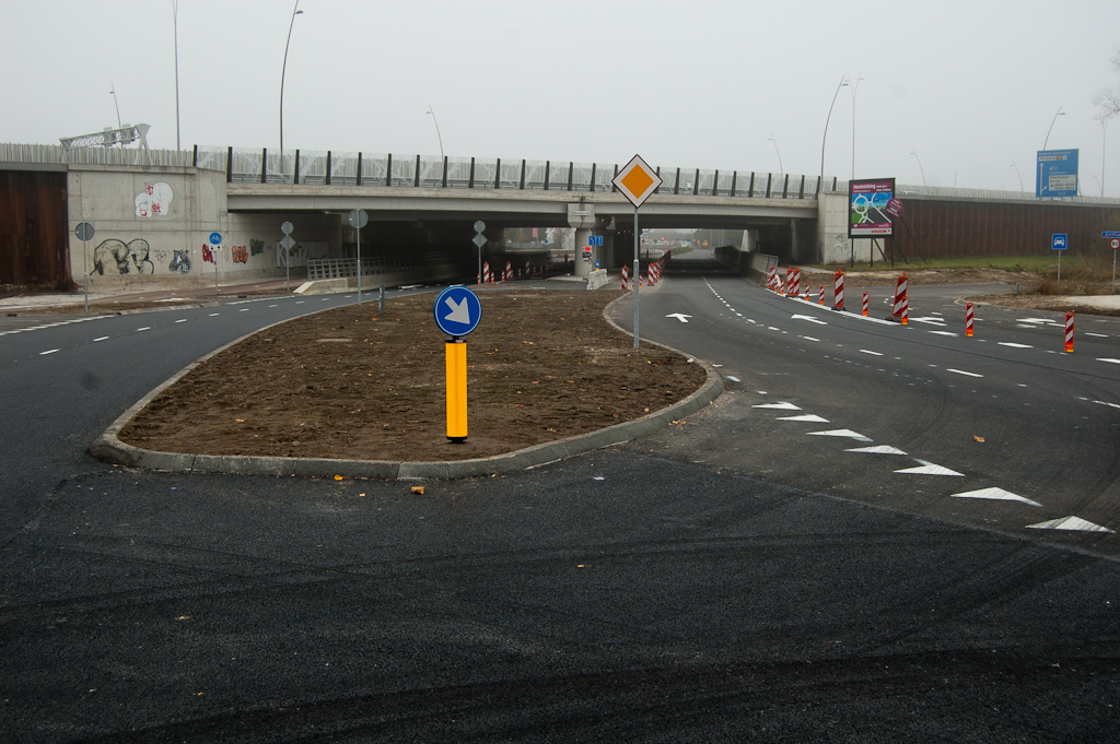 20111113-140029.jpg - 2x2 opengesteld in de Meerenakkerweg aan de oostzijde van het viaduct. Is het nu allemaal klaar?  week 201144 