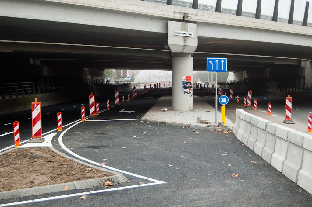 20111113-140156.jpg - Het lijkt er wel op. Wat "duurzamere" blokkeringen in de vorm van betonnen barriers totdat het Rijk het overneemt bij de aanleg van de aansluiting Meerenakkerweg, bijvoorbeeld.  week 201144 