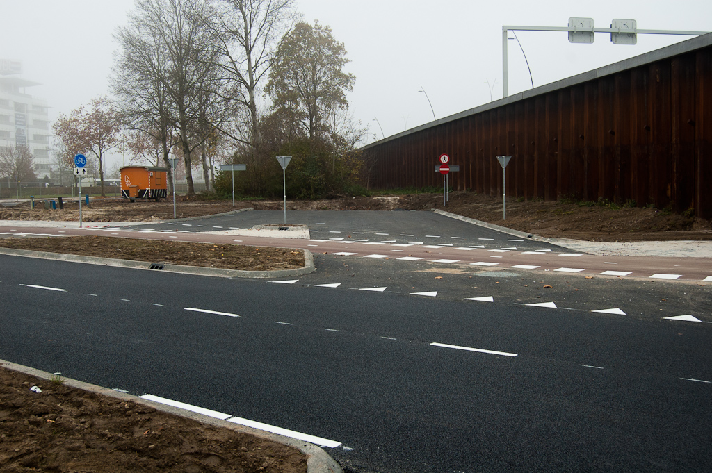 20111113-140241.jpg - Kruising fietspad met de afrit vanuit de richting Maastricht. We missen (voorbereidingen op) een verkeersregelinstallatie. Wel verkeersborden...  week 201144 