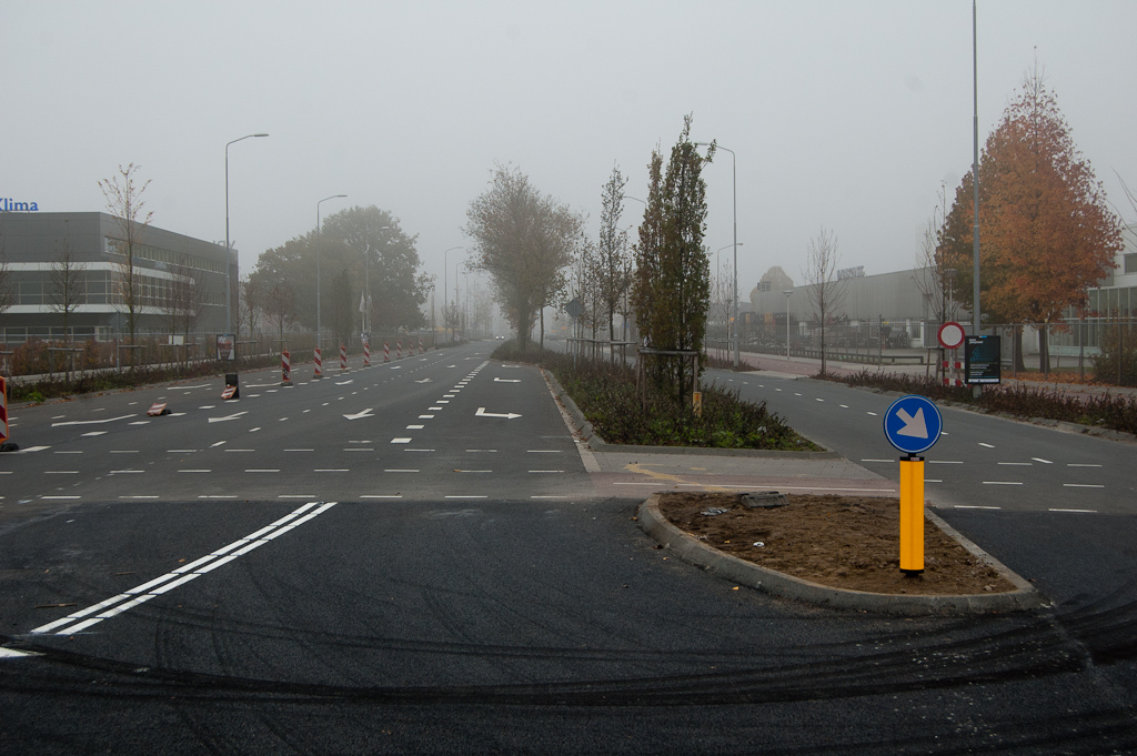 20111113-140811.jpg - 2x2 dus vanaf de Hovenring naar de Meerenakkerweg in de richting Eindhoven-Centrum. De nieuwe radiaal van Rand- naar Ringweg is thans nog betrekkelijk rustig, in afwachting van de afronding van de werken in de Beemdstraat.  week 201144 