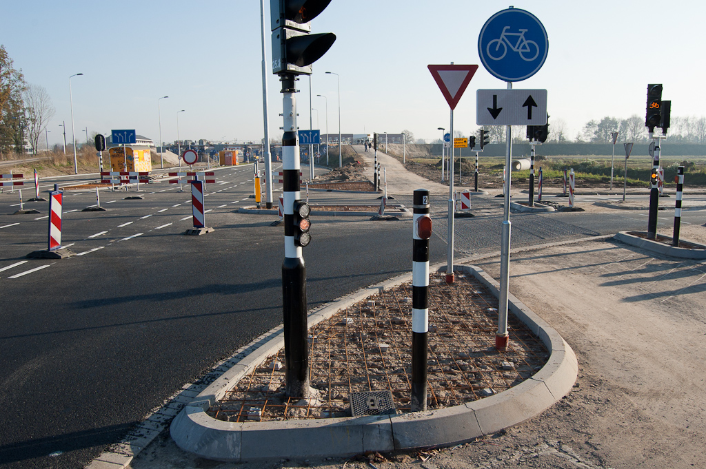 20111120-135326.jpg - Verkeersgeleidingseilandjes in de kruising Grasdreef-Grassteppe ingelegd met betonwapening. De masten voor de verkeersregelinstallatie lijken aldus verankerd te worden in het te storten beton, maar de verkeersbordflespalen zijn voorzien van een soort van manchet, misschien om ze vervangbaar te houden.